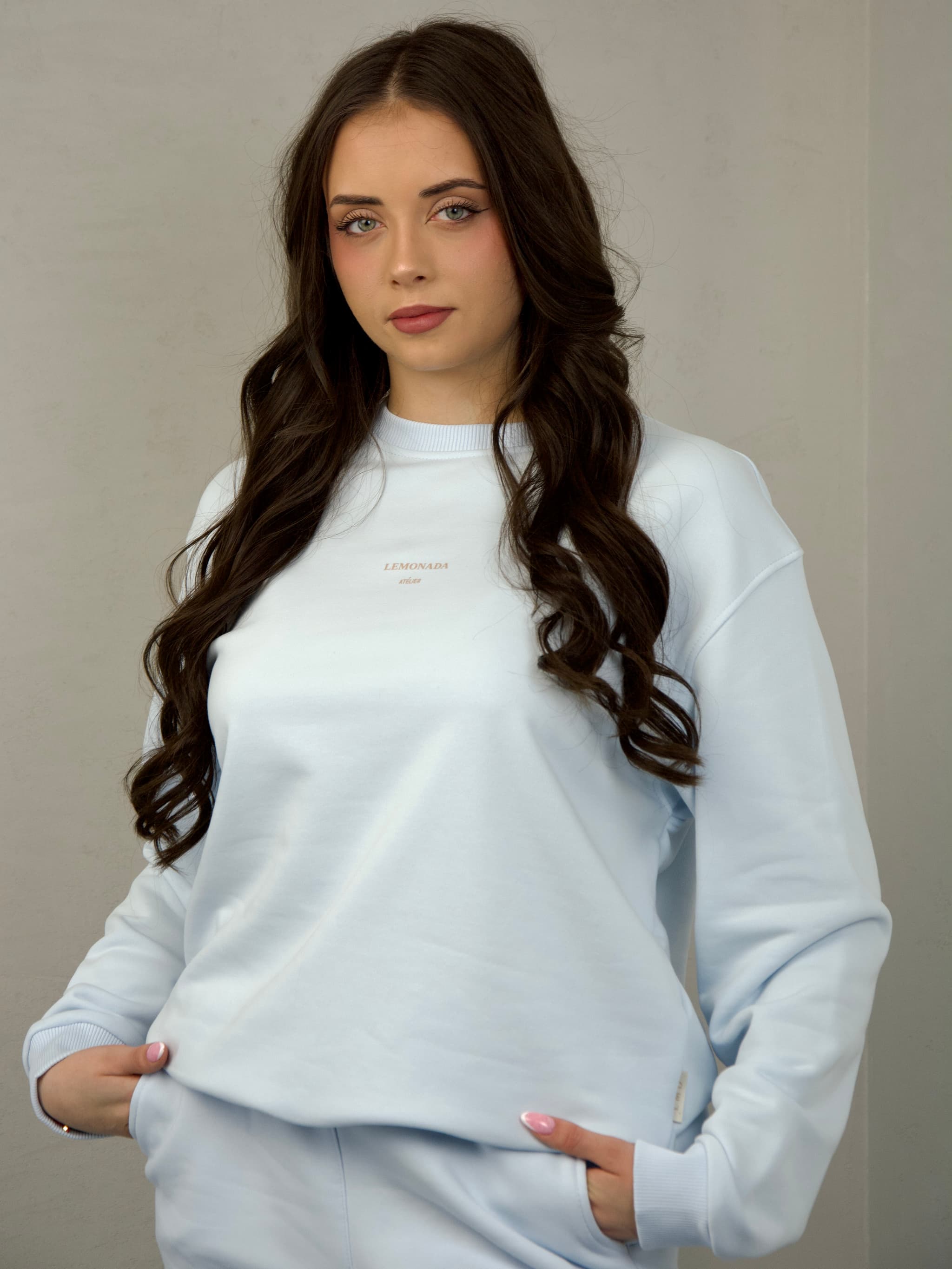 Bluza z delikatnym napisem