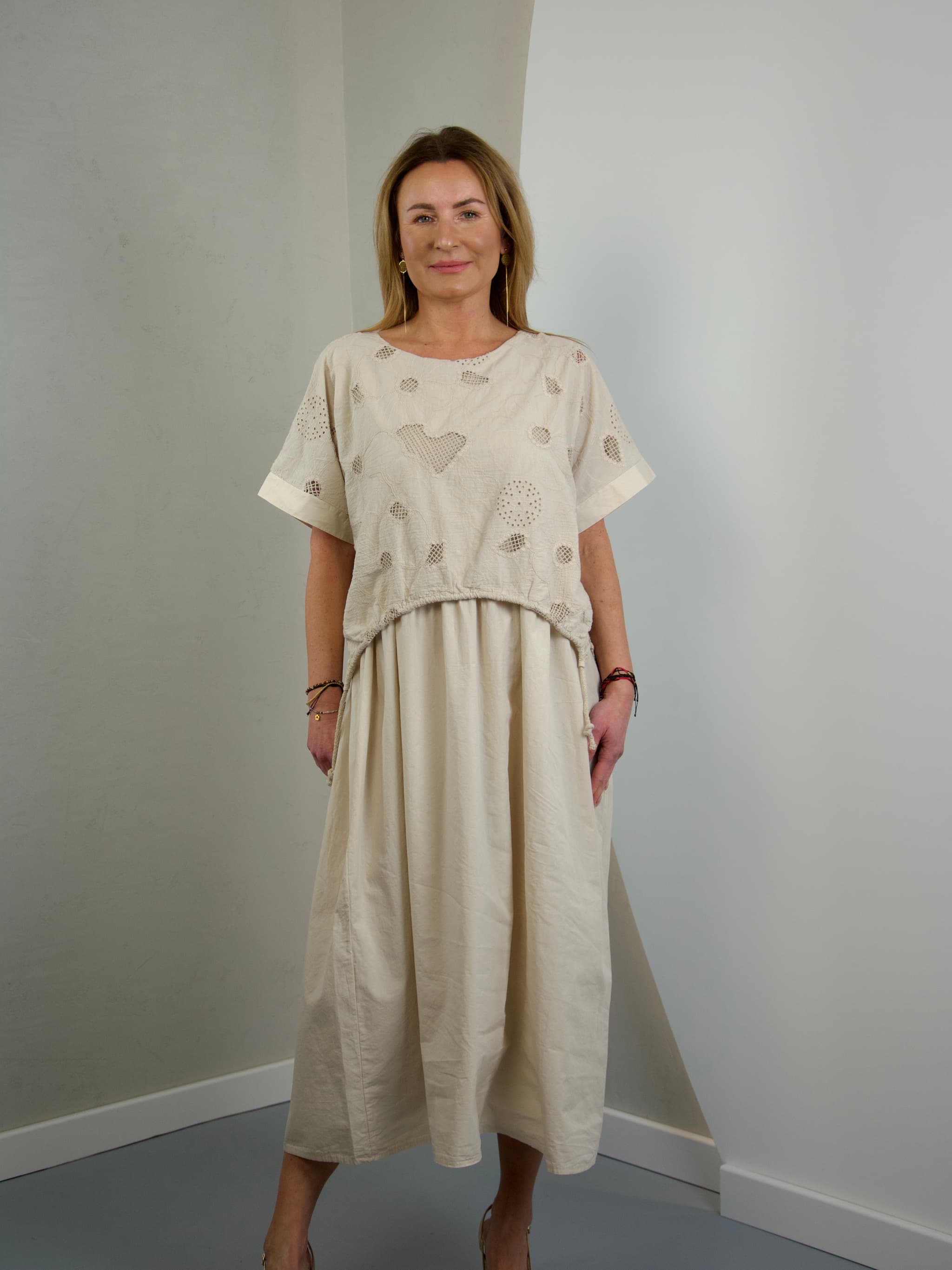 Dress with sewn-in flowers