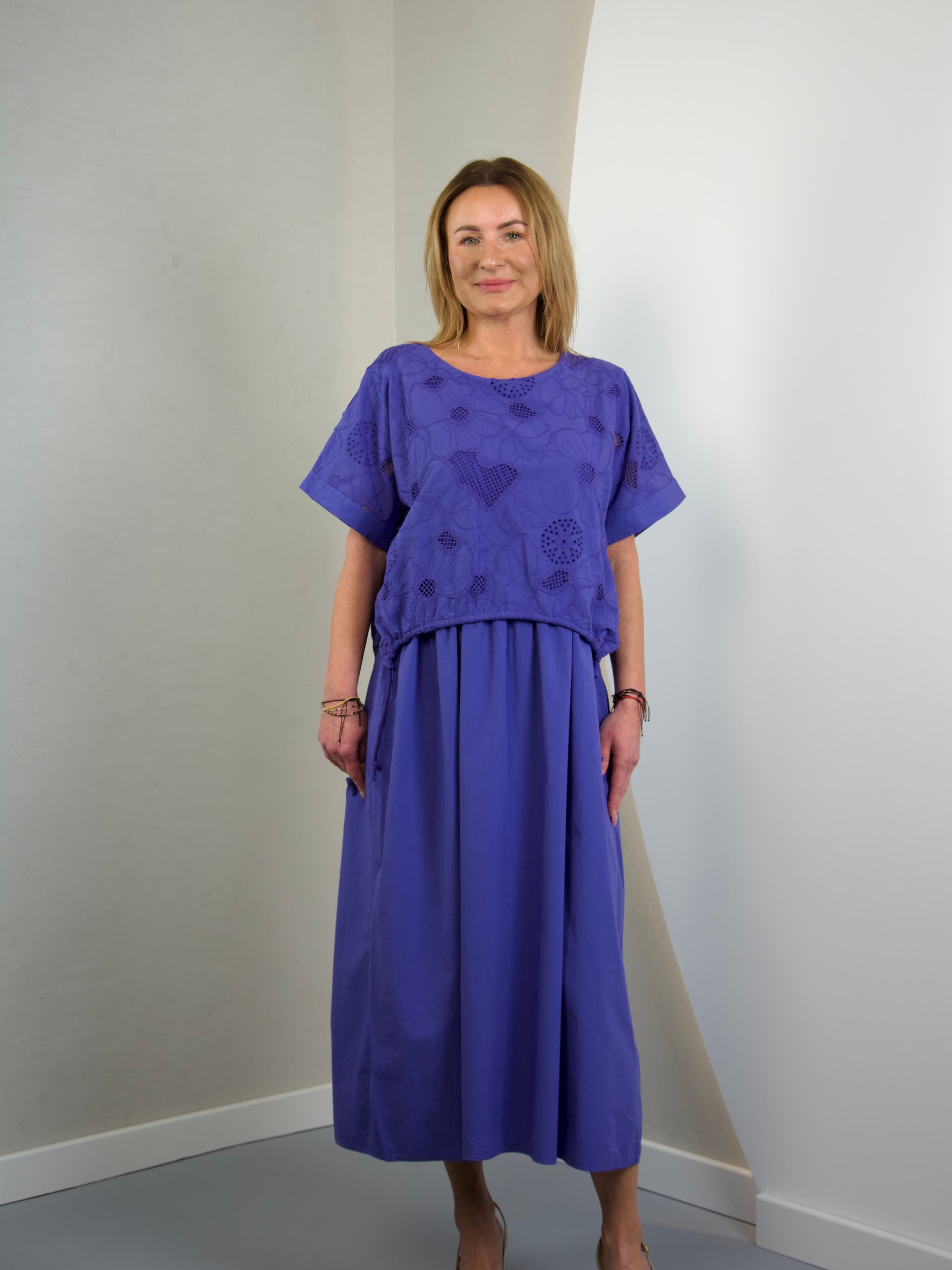 Dress with sewn-in flowers