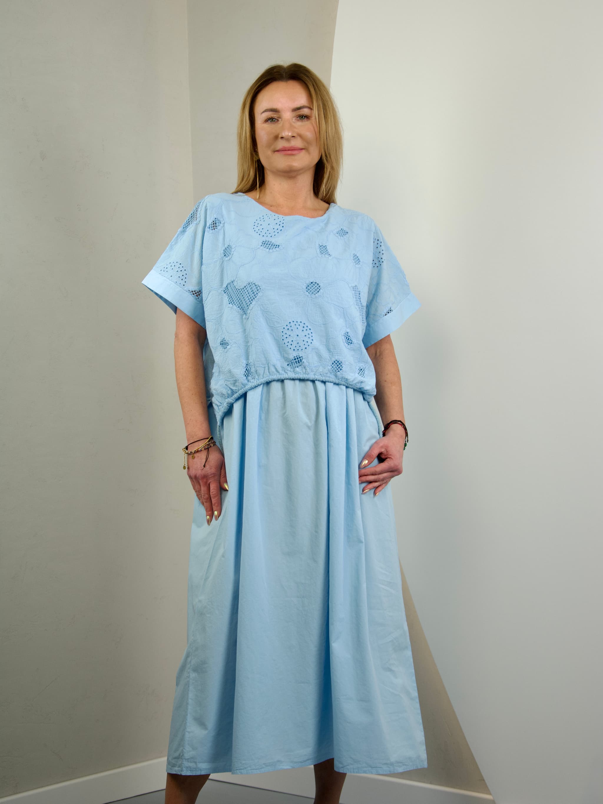 Dress with sewn-in flowers