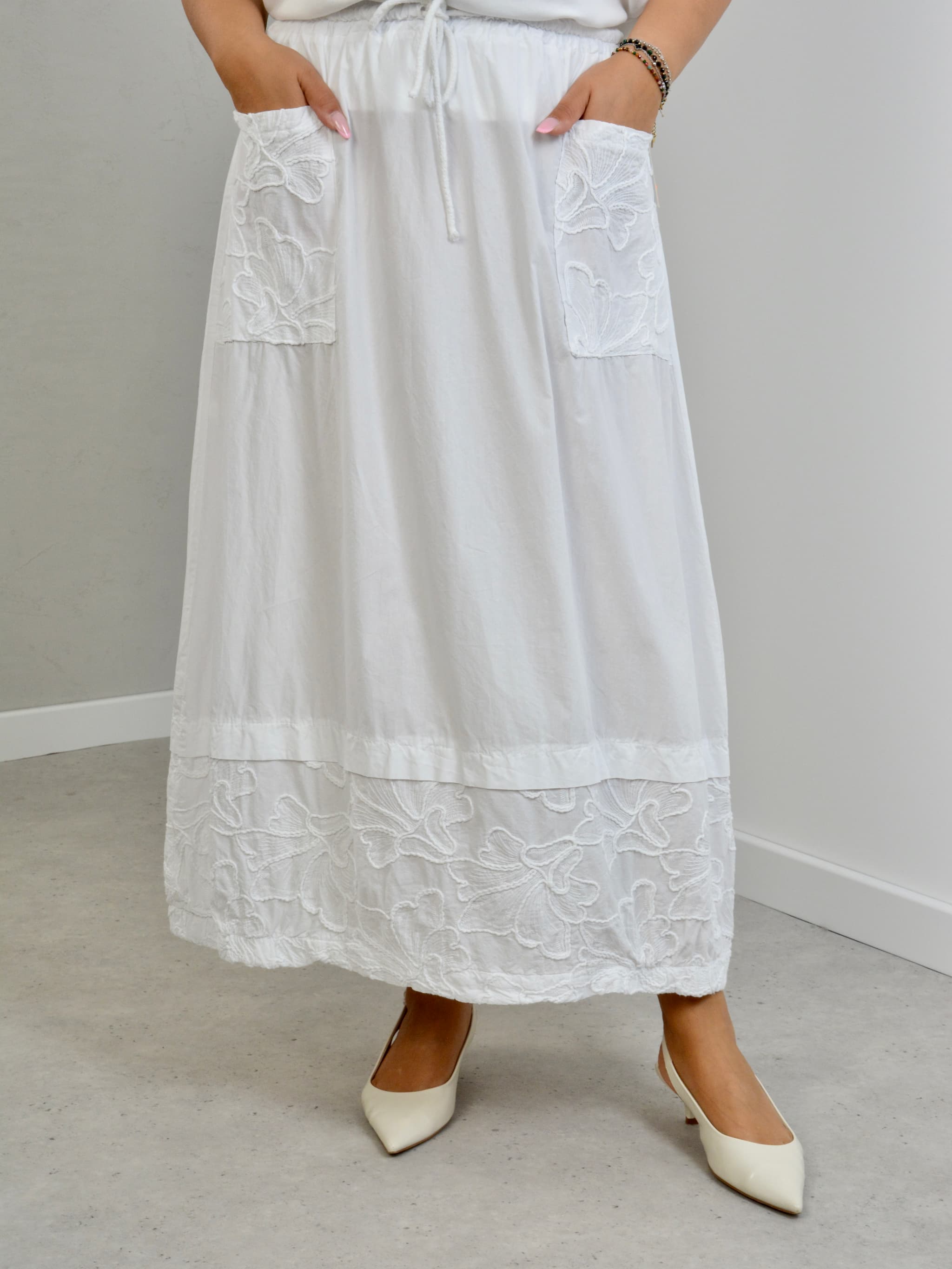 Spódnica z wytłaczanymi kwiatami
