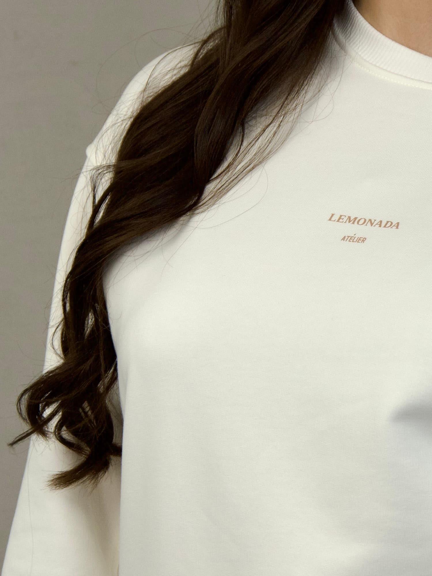 Bluza z delikatnym napisem