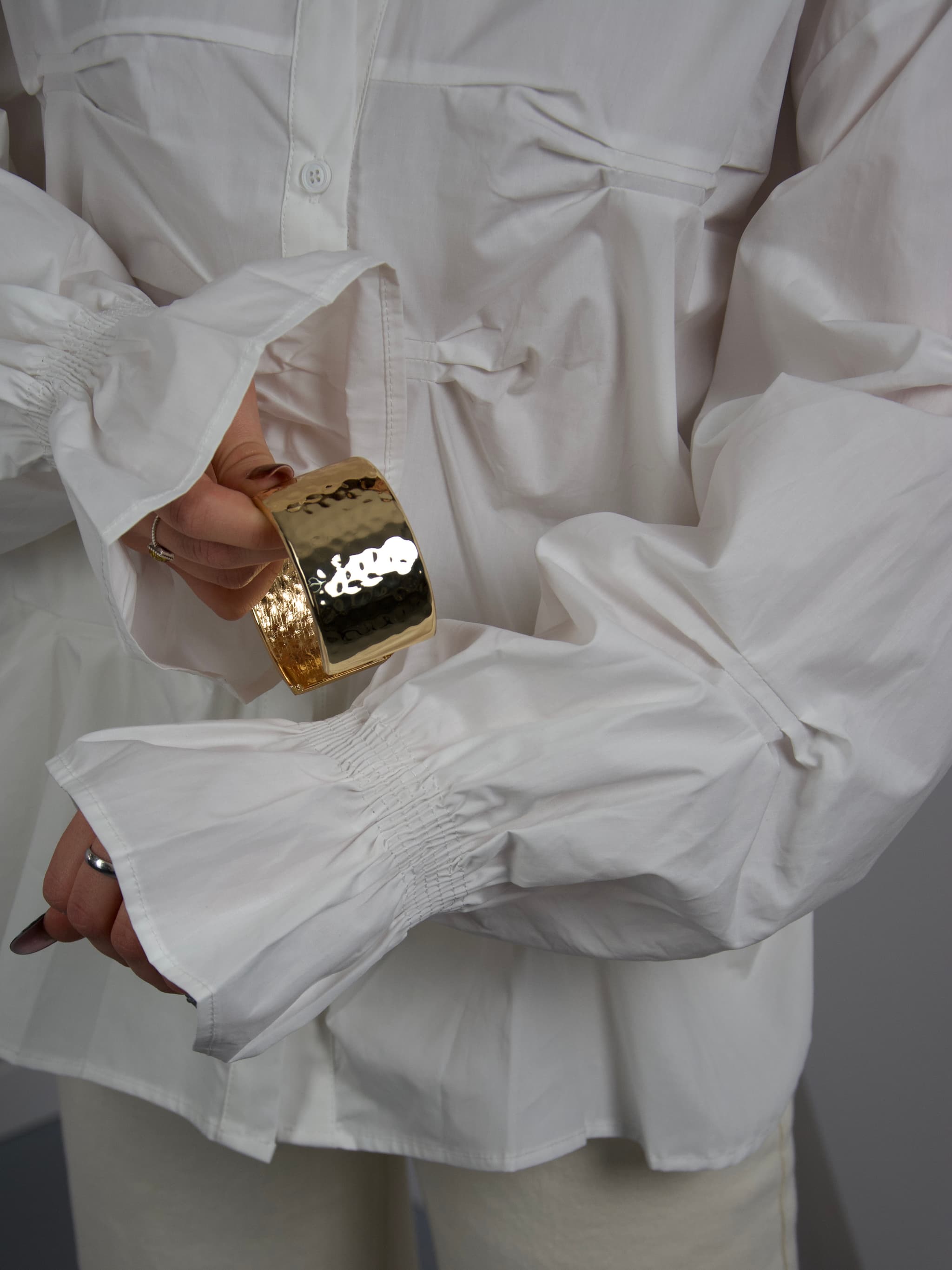 Shirt with elastic cuffs