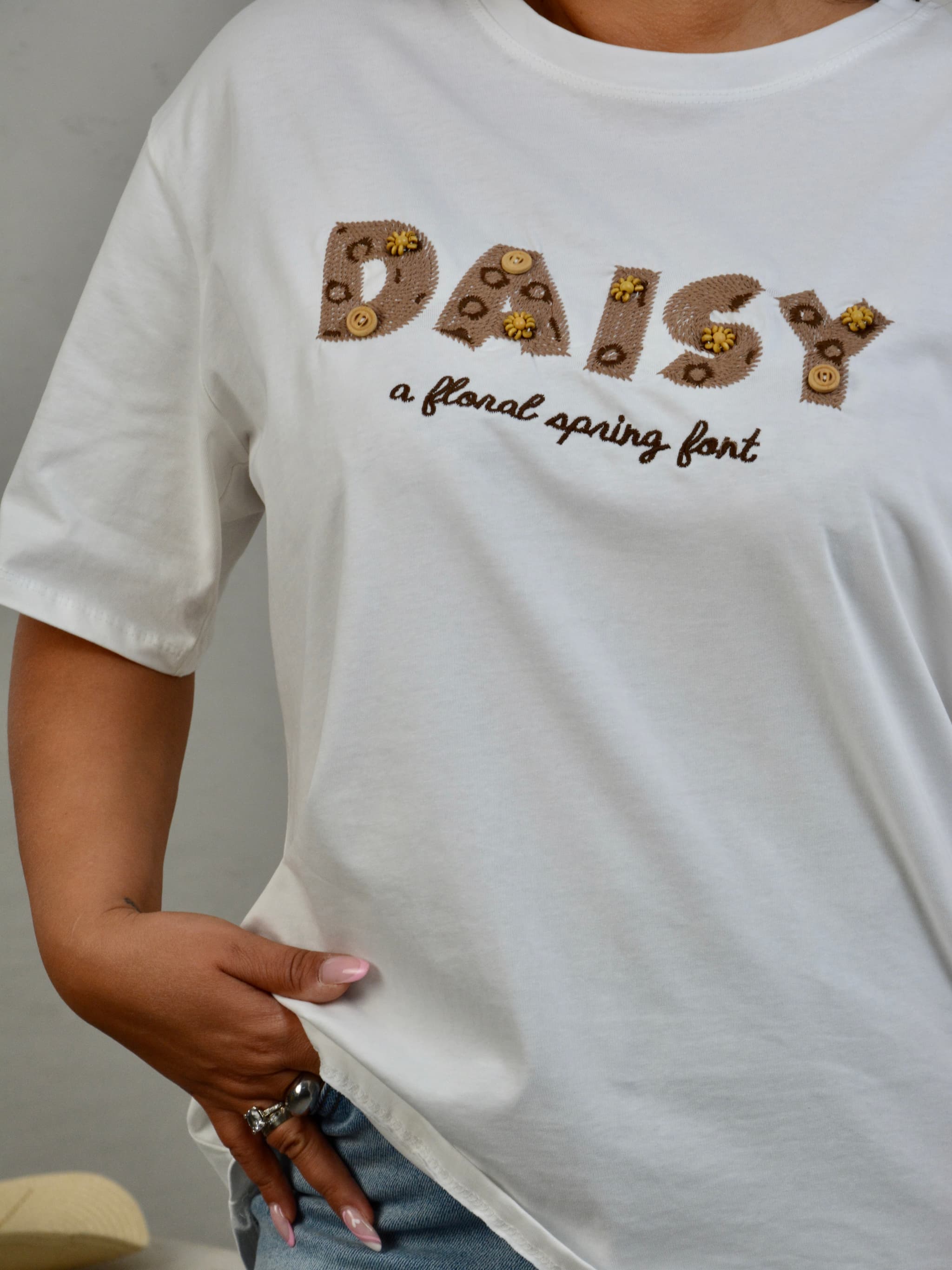 T-shirt ze sznureczkowym napisem DAISY