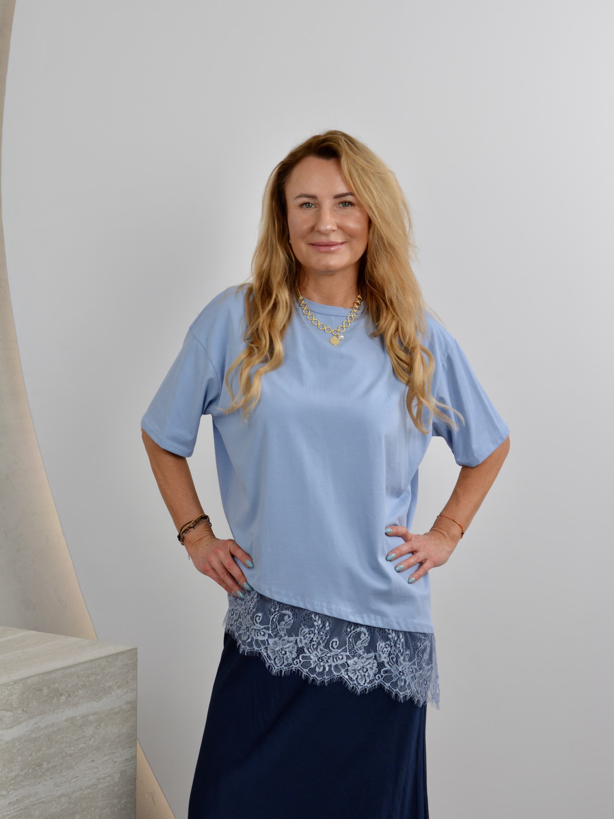 T-shirt z koronką na dole