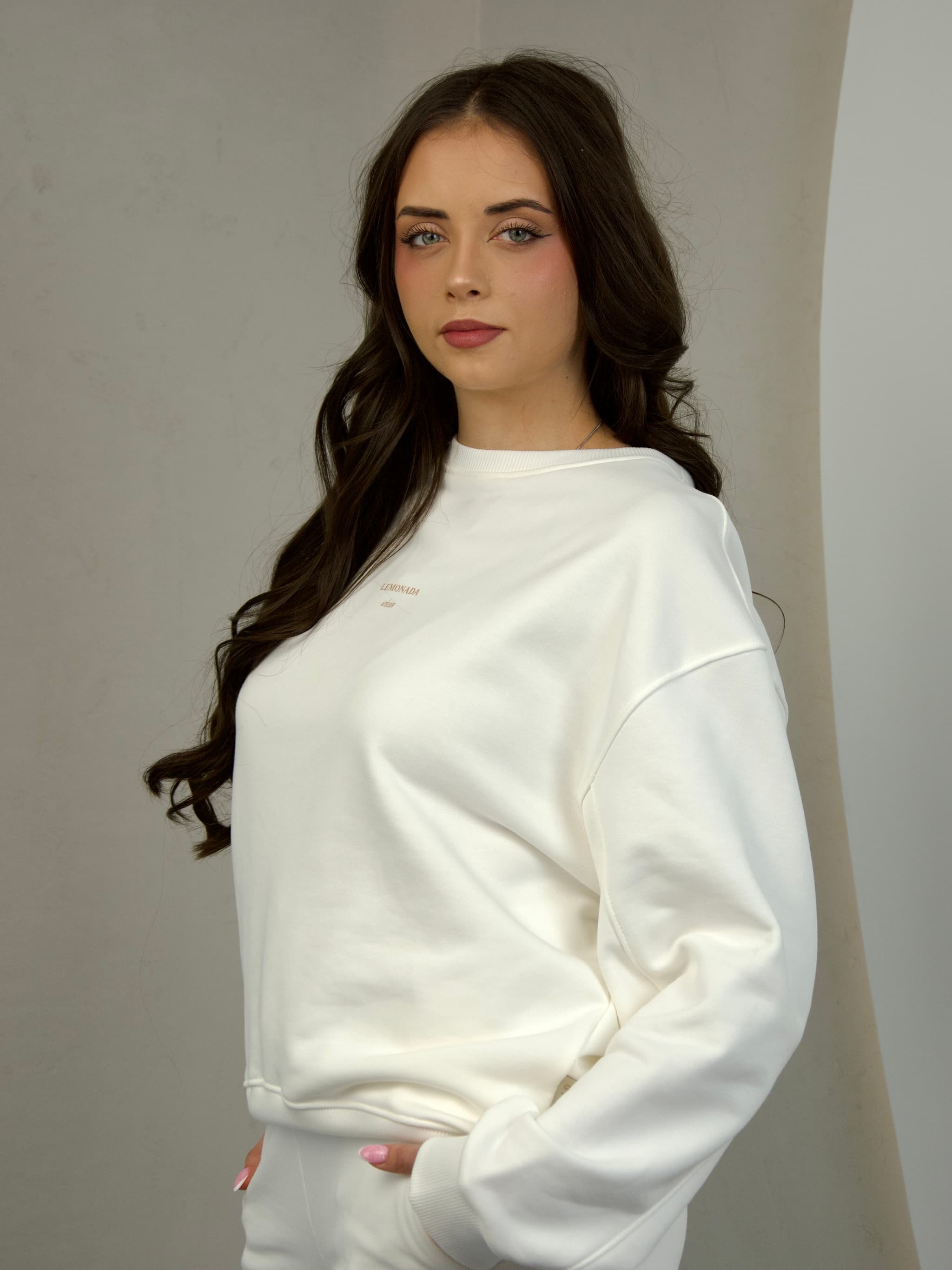 Bluza z delikatnym napisem