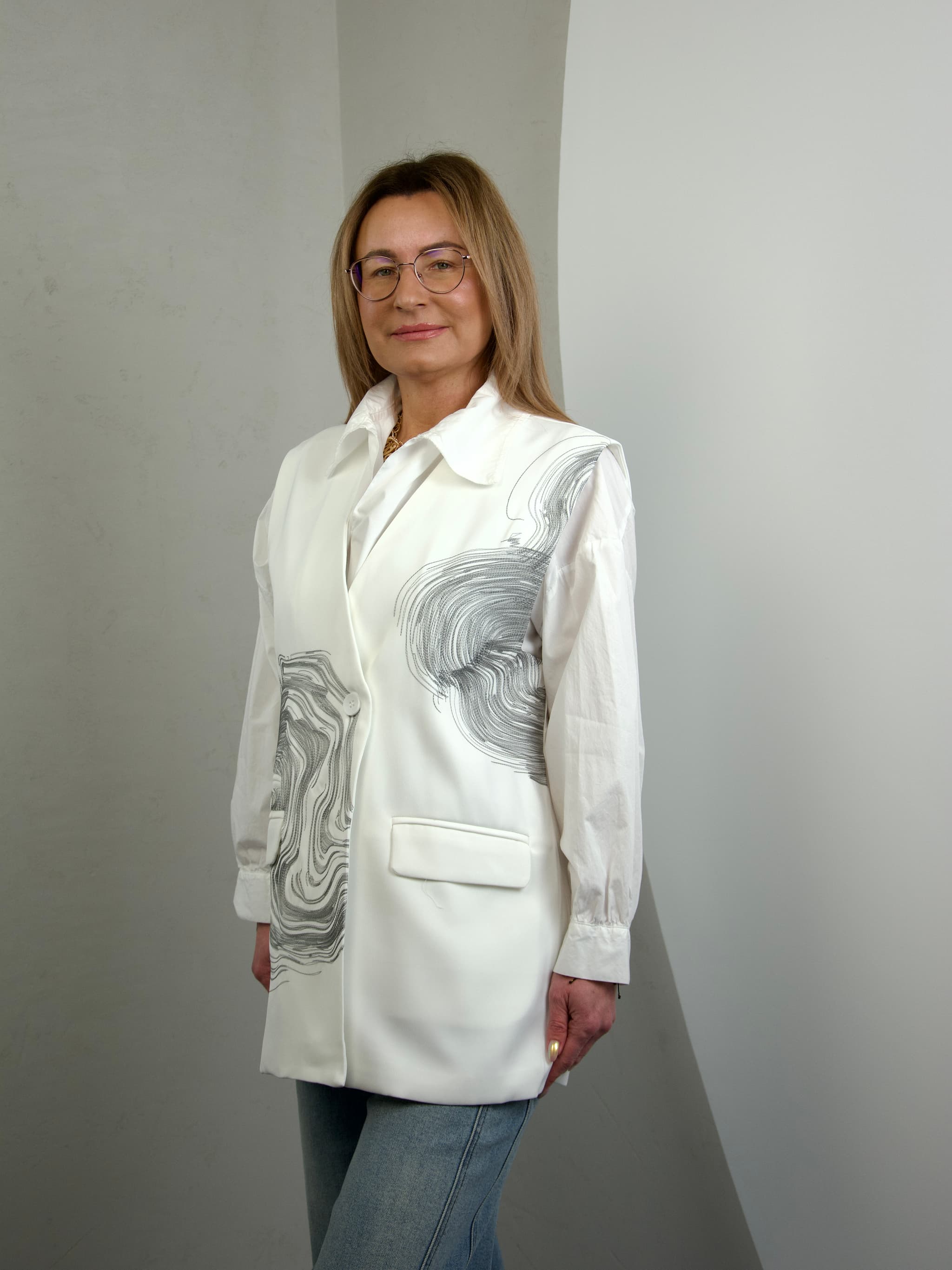 Vest with threads