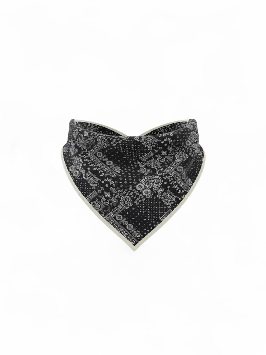 Gawroszka trójkątną z motywem bandana