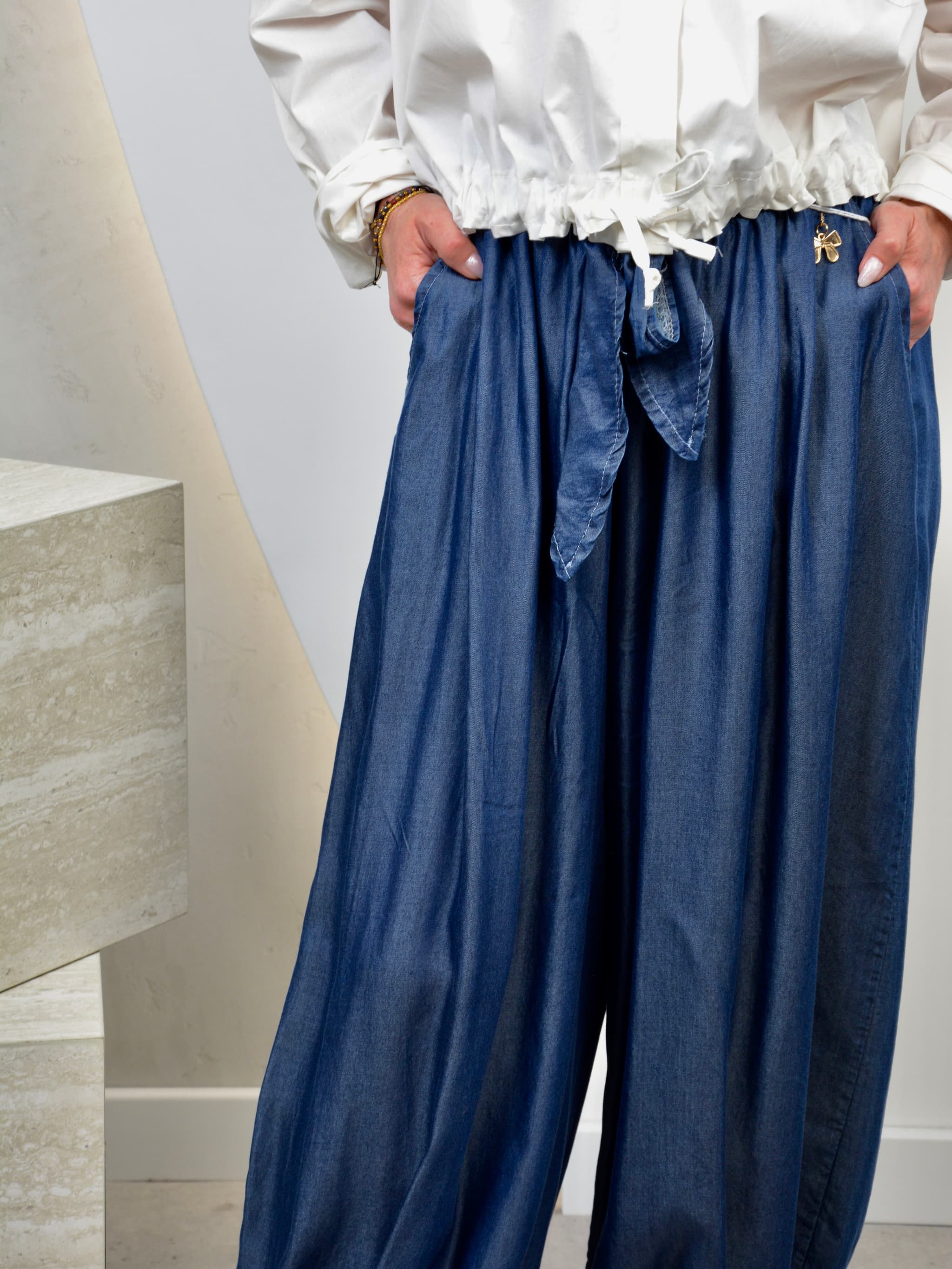 Spodnie typu jeans ze ściagaczem na nogawkach