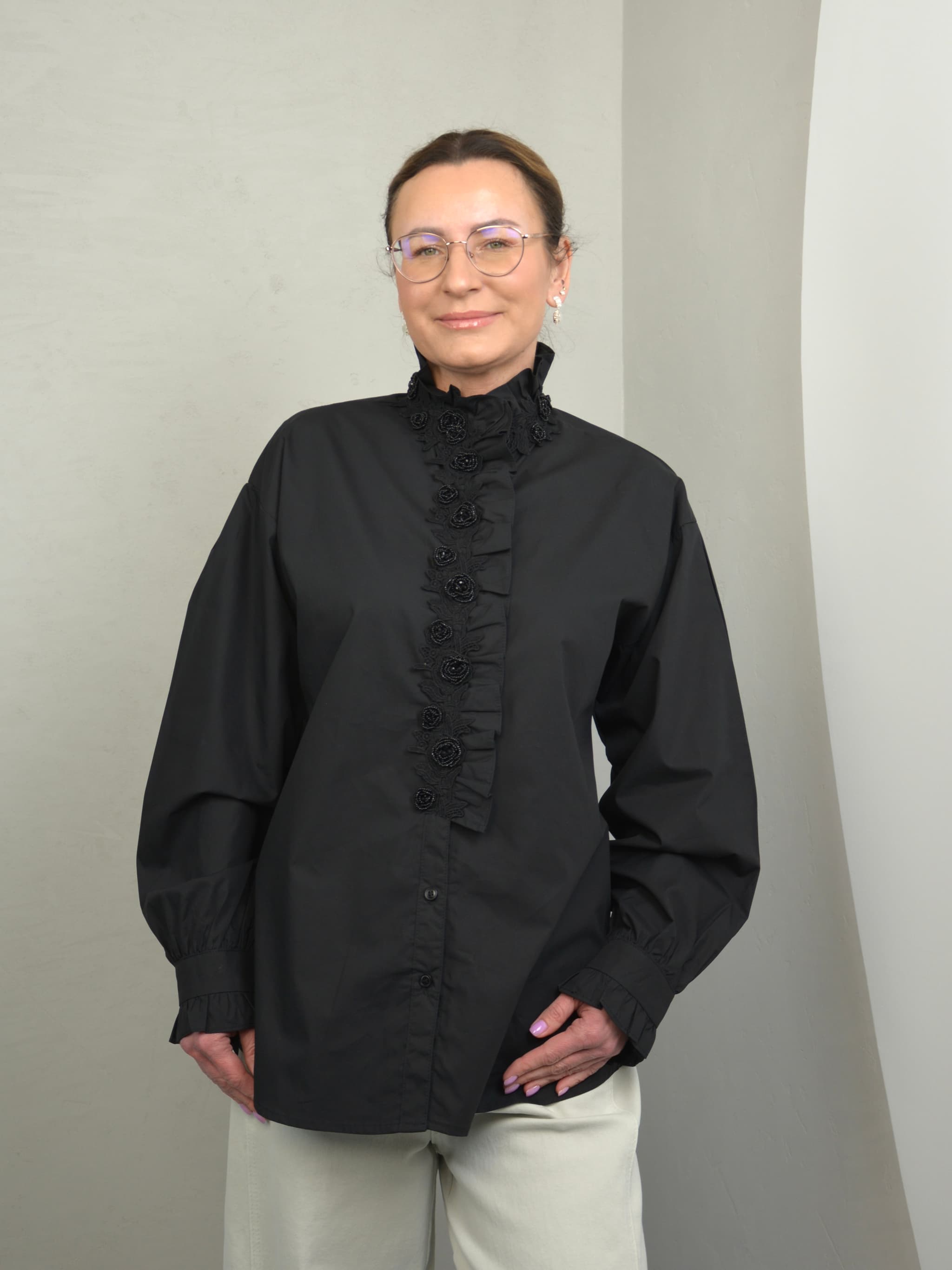 Koszula z haftowanymi dodatkami